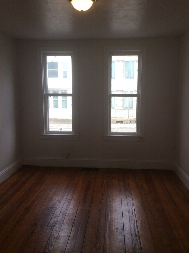 Building Photo - 1st Floor 1 Bedroom Parking West End York ...