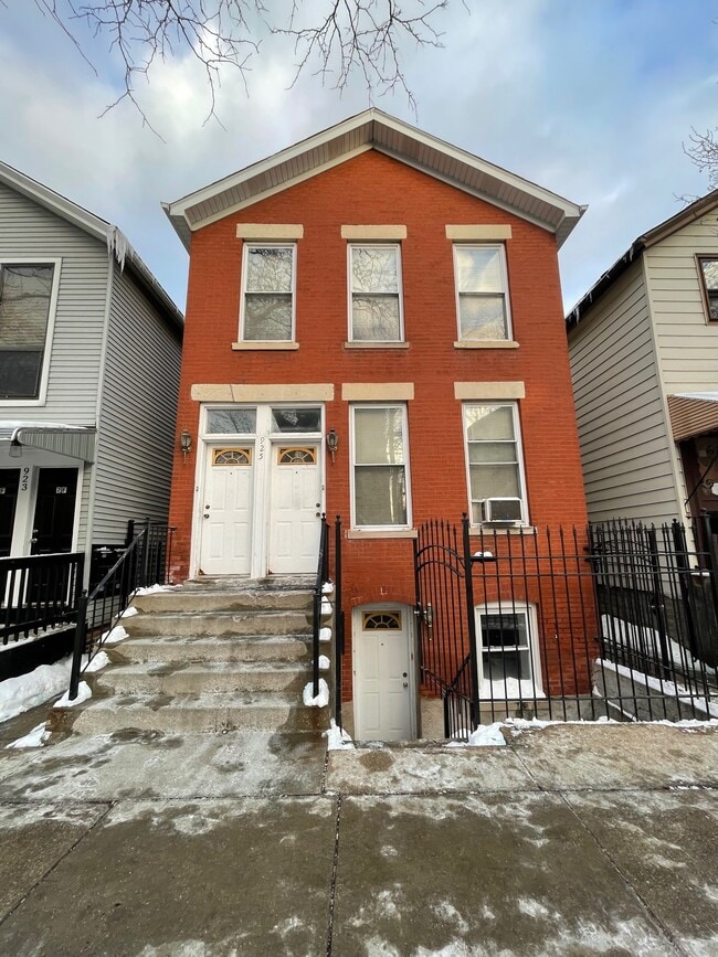 Building Photo - 925 S Carpenter St