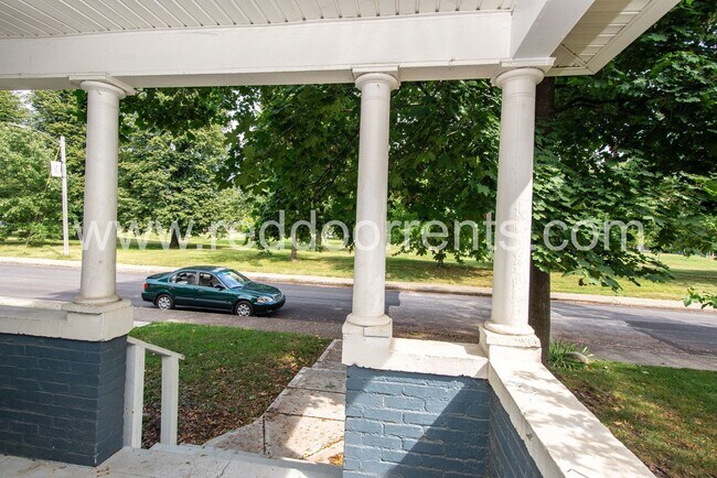 Building Photo - Your new dream home nestled in the heart o...