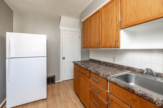 2BR, 1BA - 794SF - Kitchen - Eagle Point Townhomes