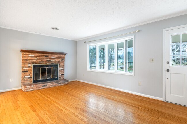 Foto del edificio - 3 Bed / 2 1/2 Bath. Master on Main. Close ...