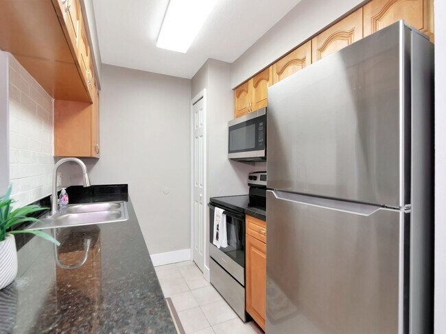 Foto del edificio - Ground Floor 2 Bedroom 2 Bath - Gated Comm...
