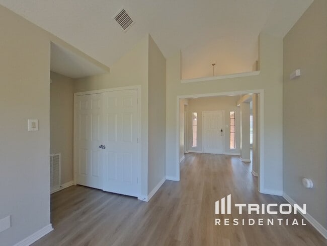 Building Photo - 653 Edgewood Dr