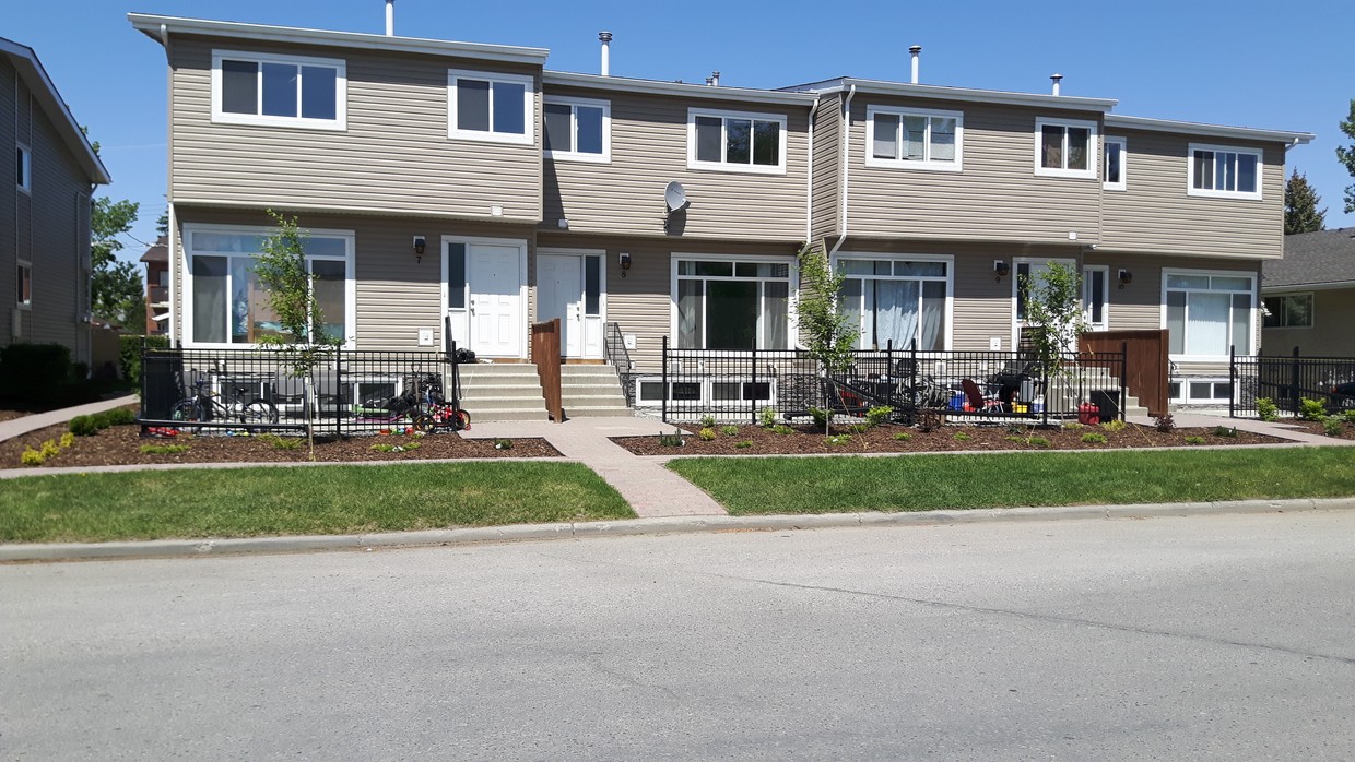 Building Photo - Highwood Estates