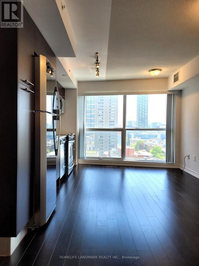 Photo du bâtiment - 386-386 Yonge St