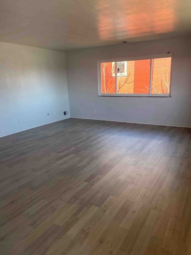 Foto del edificio - Spacious 2 bed one bath