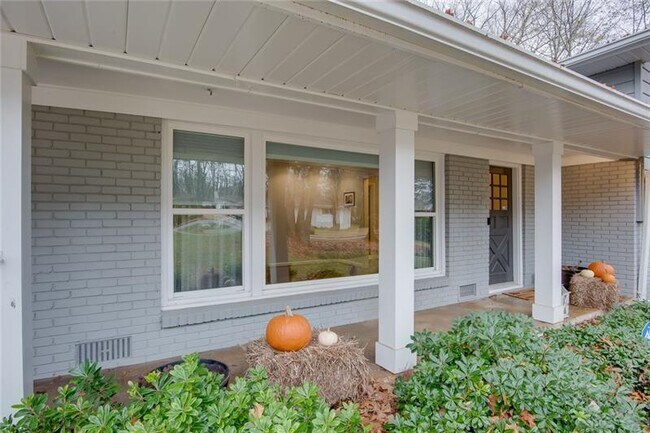 Building Photo - 2585 Raintree Dr NE