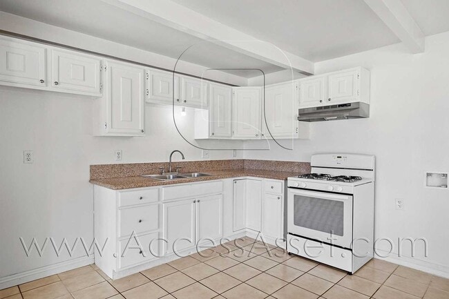 Building Photo - Charming Downstairs 2 Bed/1 Bath Unit With...