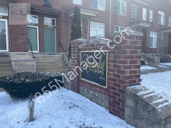 Primary Photo - Spacious 3 Bedroom Condo with Open Floor P...