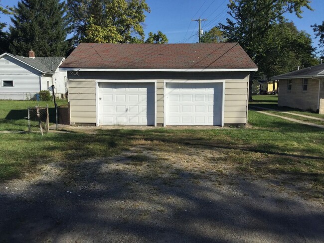 Building Photo - Cozy 2 Bedroom and 1 Bath Home w/ Garage