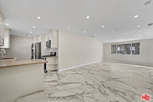 Building Photo - 1850 Holmby Ave