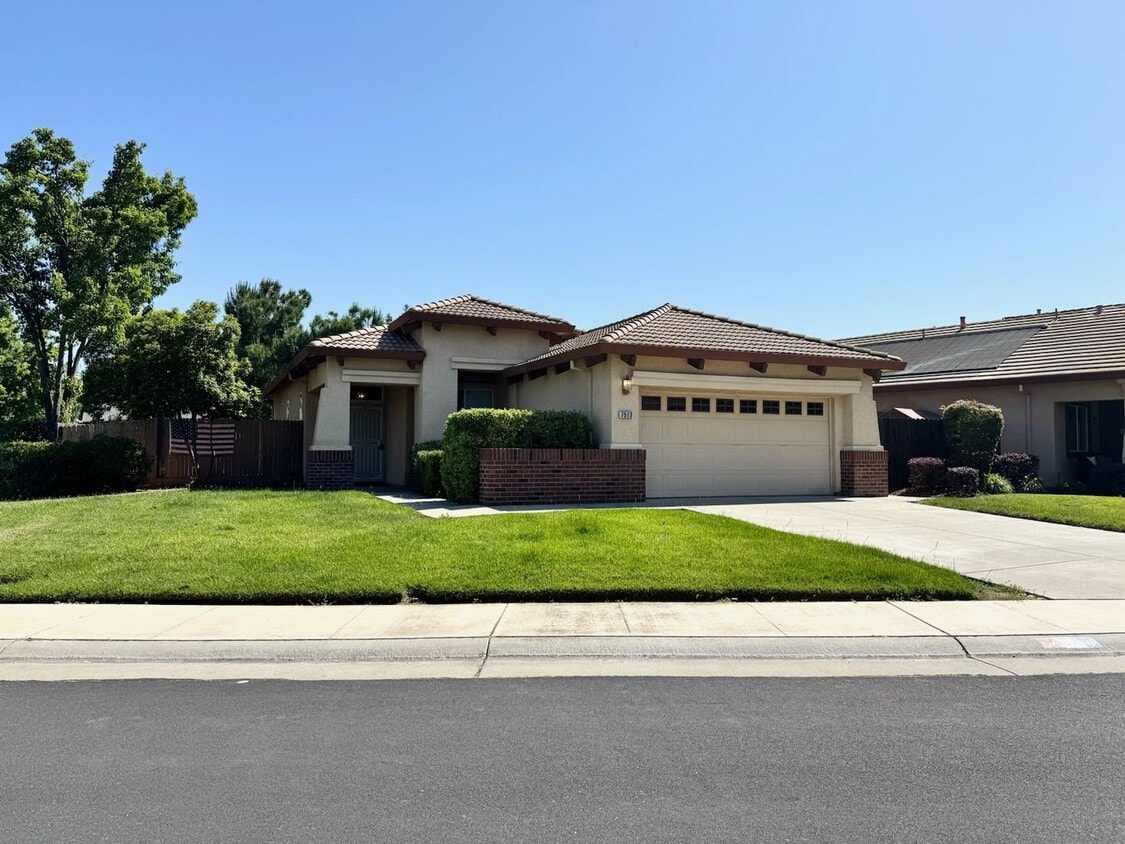 Primary Photo - Three Bedroom Two Bathroom Home - NEW PRICE