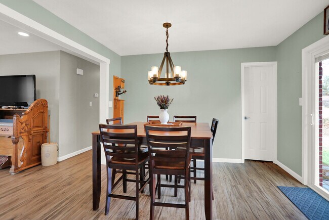 Foto del edificio - 563 Meadow Ct