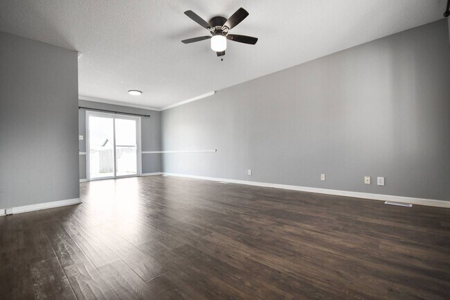 Building Photo - Pet Friendly Three Bedroom!