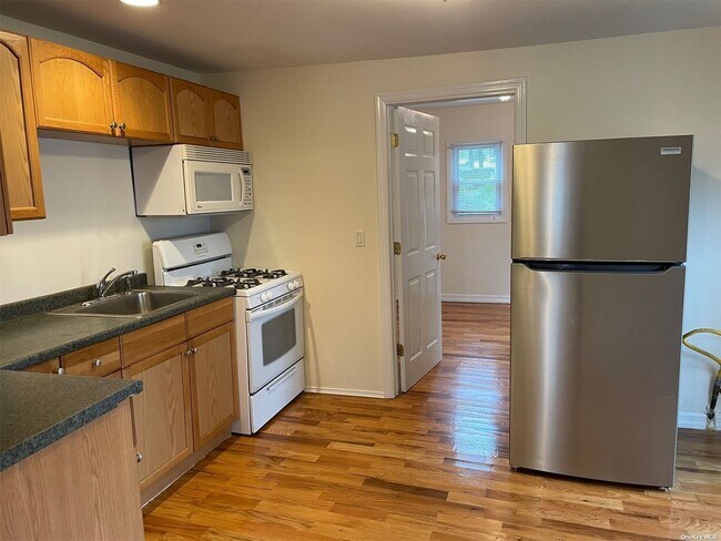 Building Photo - 105 Burtis St