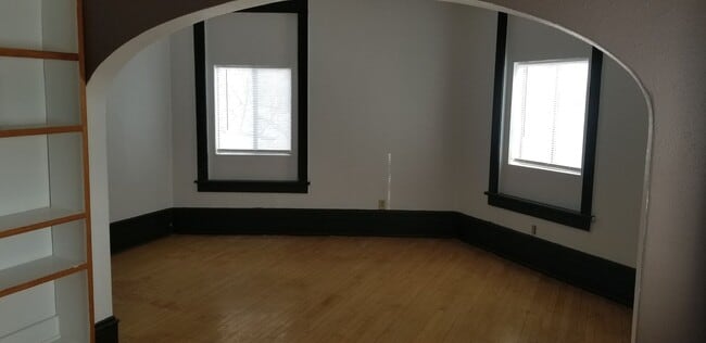 Building Photo - 2 bed, 1 bath apartment