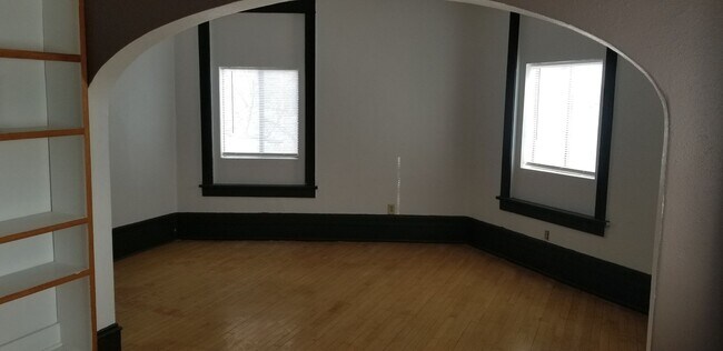 Foto del edificio - 2 bed, 1 bath apartment