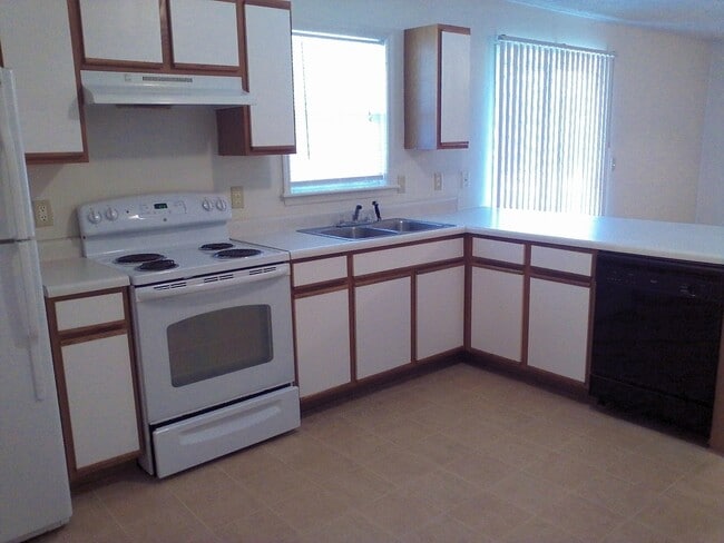 Foto del edificio - 2 Bedroom, 1 bath apartment - Downstairs Unit
