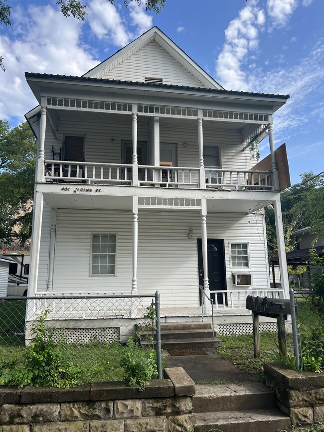 Building Photo - 405 Spring St