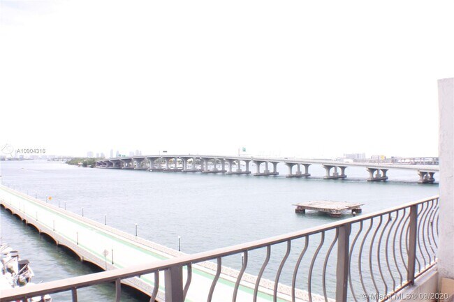 Foto del edificio - 555 NE 15th St