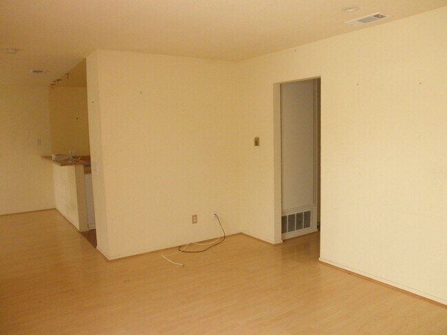 Building Photo - Single Story Condo in Port Hueneme