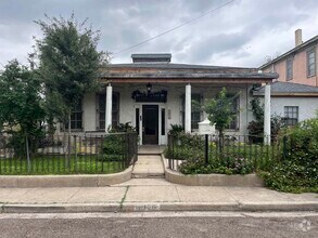 Building Photo - 1916 Matamoros St