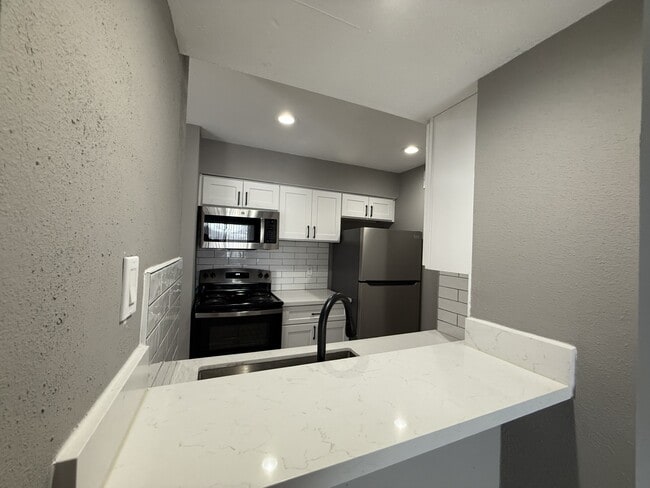 Foto del edificio - 3300 Pebblebrook Dr