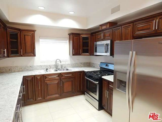 Building Photo - 2018 Hillcrest Dr