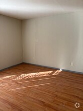 Building Photo - 15919 Golf Club Dr