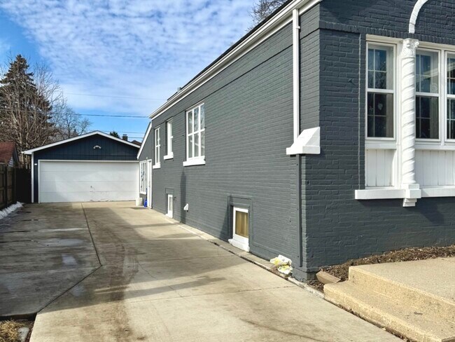 Building Photo - 216 Burton Ave