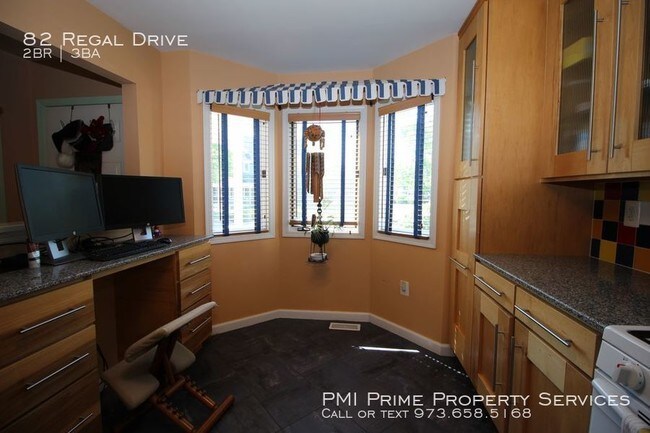 Building Photo - Beautiful 2 BR Townhome in Monmouth Junction
