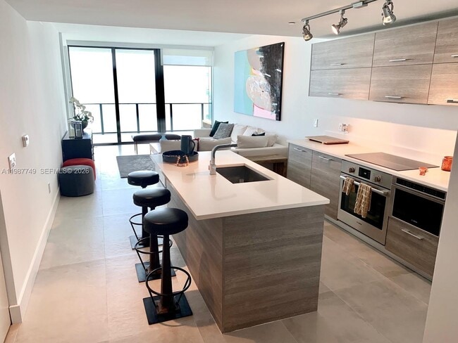 Foto del edificio - 650 NE 32nd St