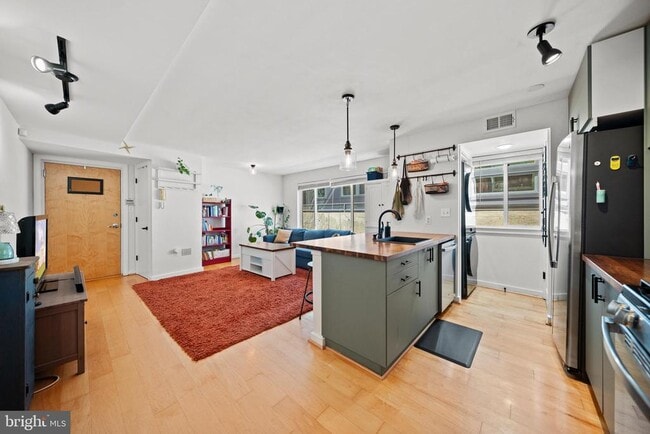 Building Photo - 1439 Chapin St NW