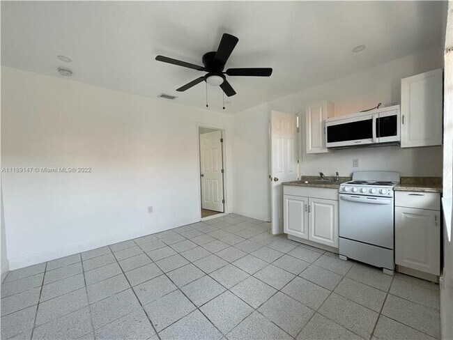 Building Photo - 2957 SW 36th Ct