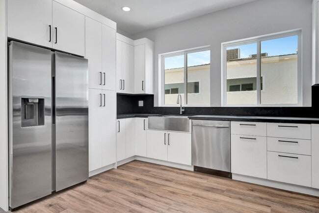 Foto del edificio - Elegant 2BR / 2BA in Prime North Hollywood