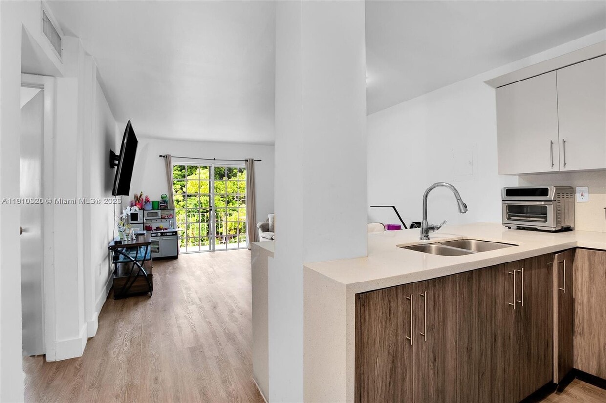 Foto principal - 6200 W Flagler St