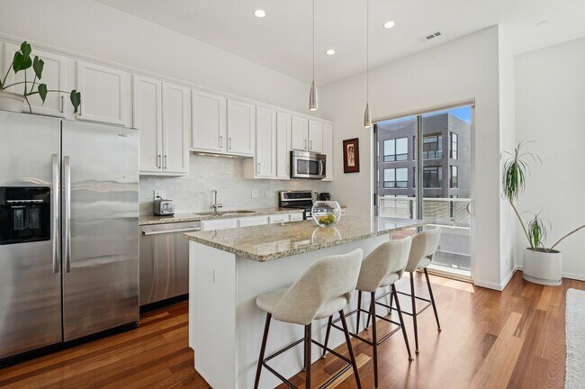 Foto del edificio - 1719 N Western Ave