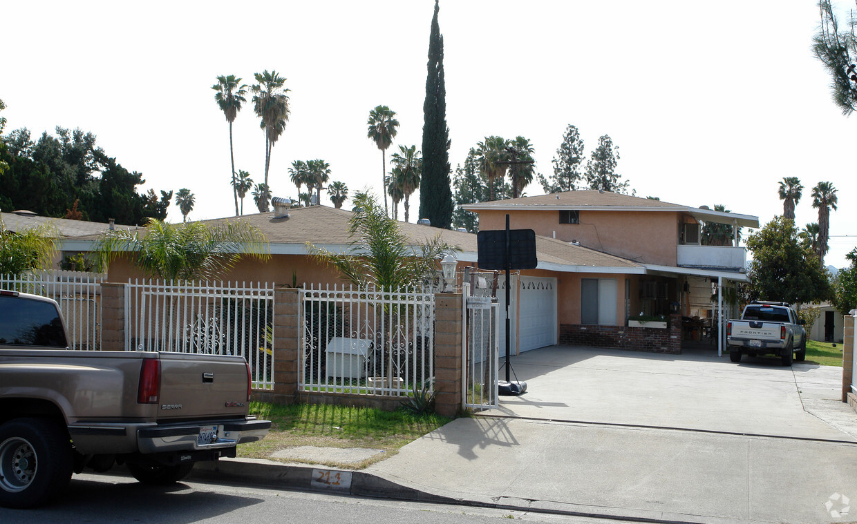 Primary Photo - Charwood Apartments