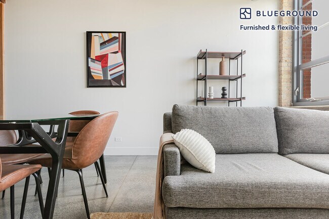 Foto del edificio - 2061 N Southport Ave