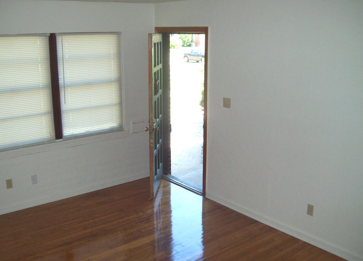 Entry/Living RM - Sunrise Park Apartments