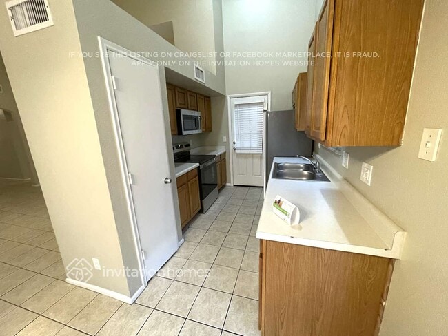 Building Photo - 822 E Gila Ln