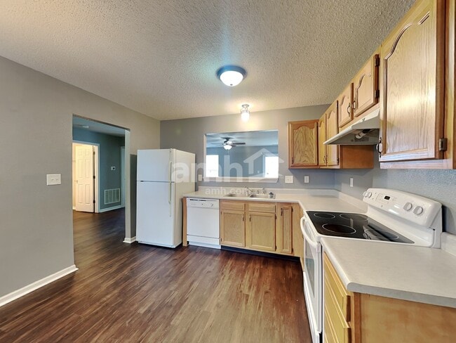 Building Photo - 15553 Outside Trl