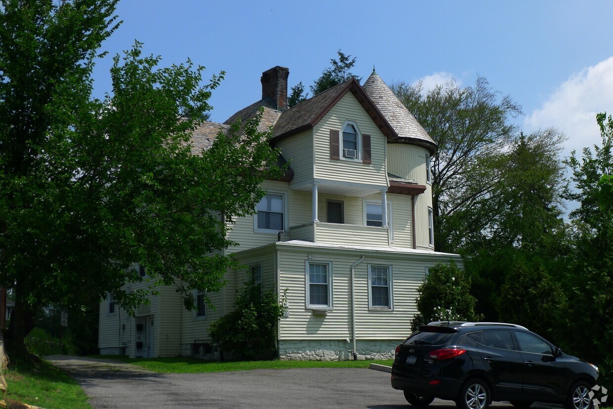 Primary Photo - 12 Putnam Ave