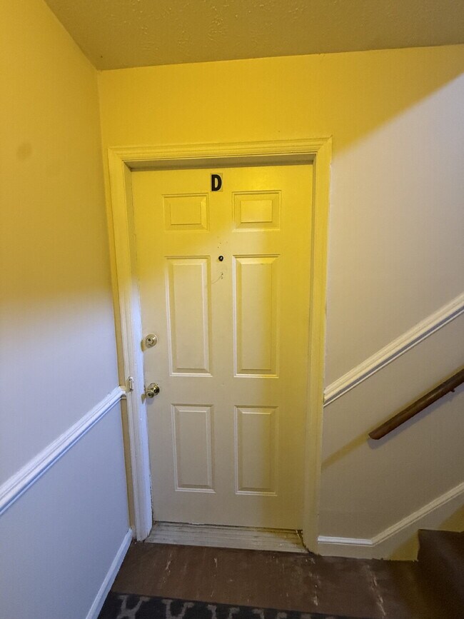 Foto del edificio - 2 Bedroom 1 Bathroom Apartment in Madison Heights with off street parking.