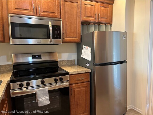 Foto del edificio - 2131 Lakeview Dr