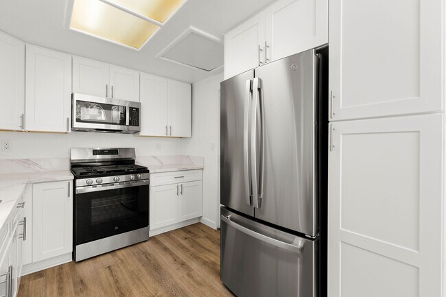 Foto del edificio - BRAND NEWLY RENOVATED 3BD/2BA Condo in the...