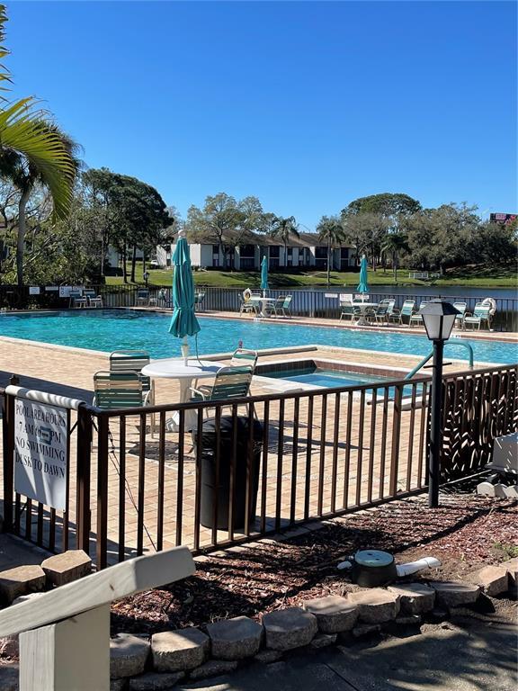 Foto del edificio - 2642 Pine Ridge Way S
