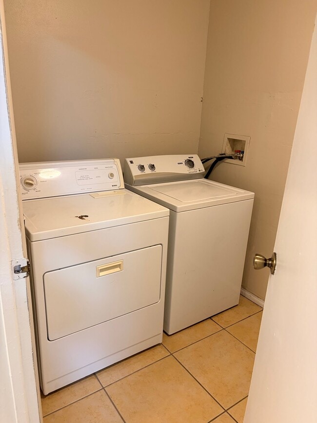 Foto del edificio - 4392 Springdale Ct