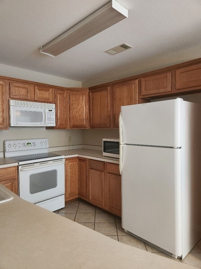 Building Photo - 2/2 Lower Unit Condo