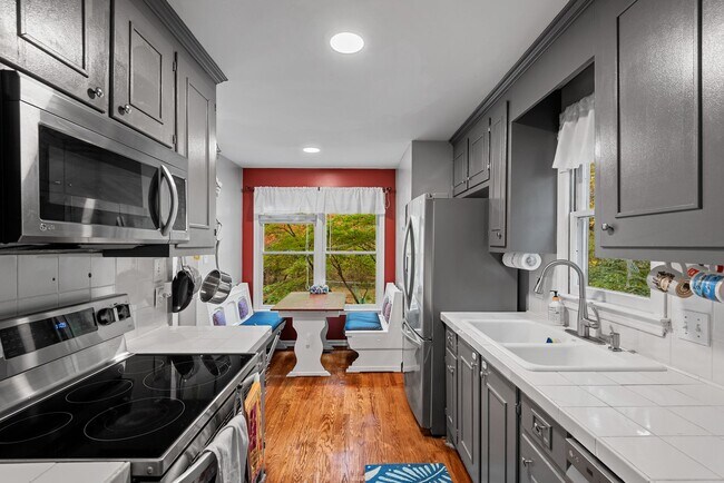 Building Photo - 3 bedroom home in Durham w/ a large fenced...